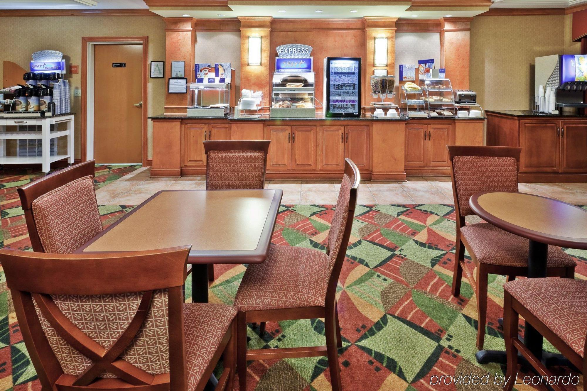 Holiday Inn Express Hotel & Suites Forest By Ihg Екстер'єр фото
